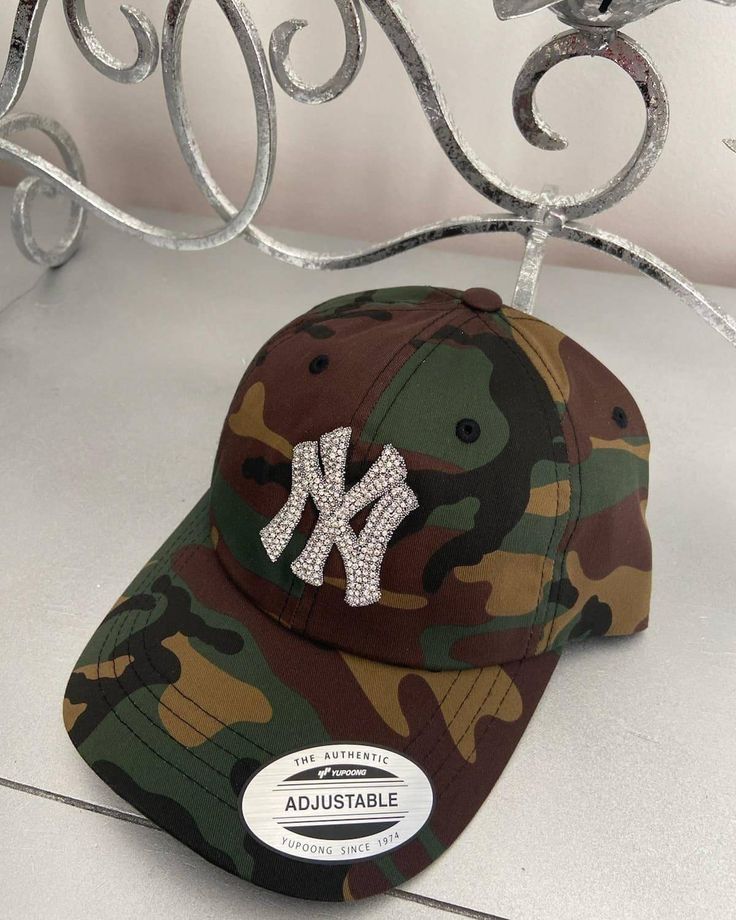 Camo Yankees hat in bling. Adjustable band for your comfort. Camo Hats Outfits, Womens Hats Fashion, Bling Hats, Bling Hat, Ny Hat, Yankees Hat, Camo Hat, Ladies Hat, Gold Hats