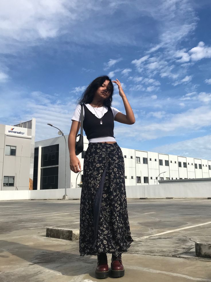 grunge punk midi floral skirt y2k platform docs outfit layered top low waist crop Printed Skirt Outfit, Floral Skirt Outfits, Skirt Outfits Aesthetic, How To Have Style, Black Skirt Outfits, Mode Hippie, Midi Skirt Outfit, Long Skirt Outfits, Maxi Skirt Outfits