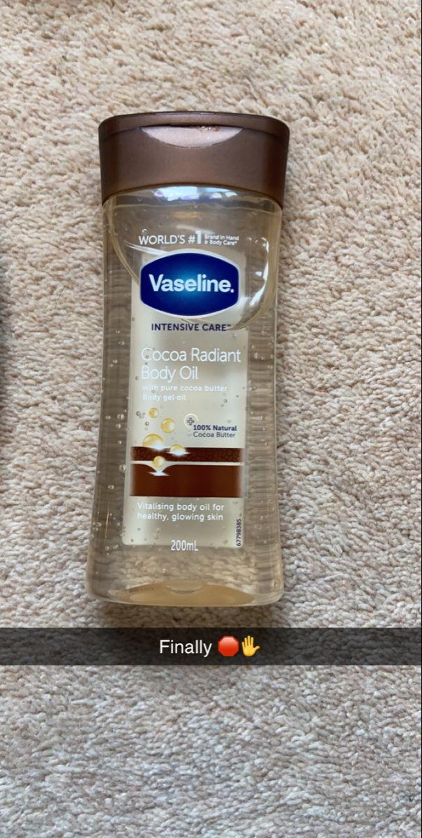 Vaseline cocoa radient body oil 💘 Body Oil Vaseline, Vaseline Cocoa Butter Oil, Vaseline Oil Cocoa, Cocoa Body Oil, Vaseline Skin Care Products, Best Vaseline Products, Vaseline Cocoa Butter Lotion, How To Smell Like Cocoa Butter, Best Body Oil For Glowing Skin