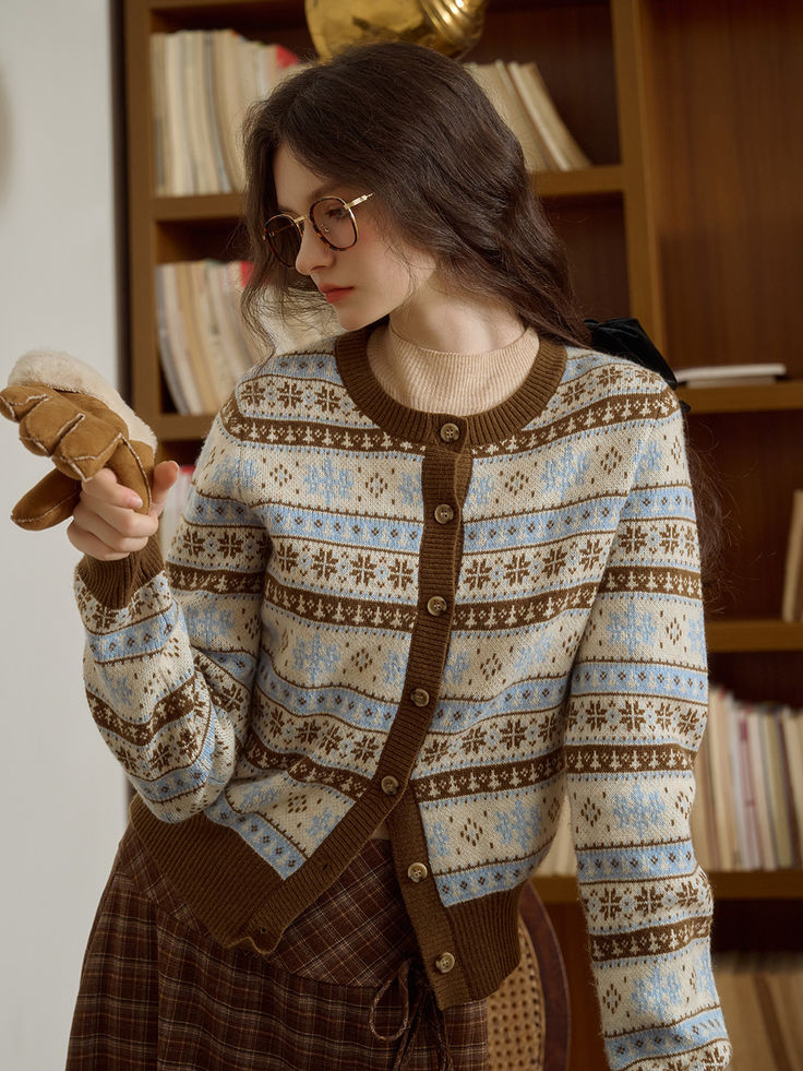 Color: Brown
Details: SR Exclusive Design Snowflake Jacquard
Neckline: Crew Neck
Sleeve Length: Long Sleeve
Sleeve Type:    Regular Sleeve
Fit Type:    Regular Fit
Fabric: Micro-Stretch
Composition: 50% nylon, 32% wool, 18% acrylic