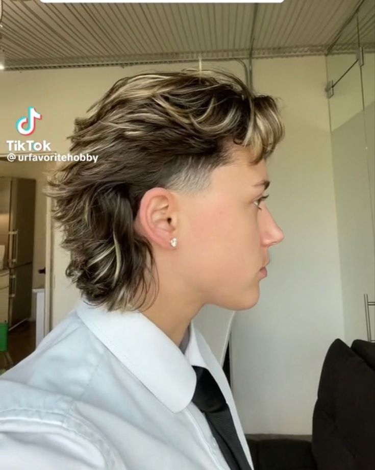 Taper Fade Mullet Wavy Hair, Short Hairstyle Lesbian Hair, Female Modern Mullet, Lesbian Mullet Haircut Short, Small Undercut Designs, Womens Modern Mullet, Mohawk Haircut Women, Short Mullet Straight Hair Woman, Masc Mullet Women