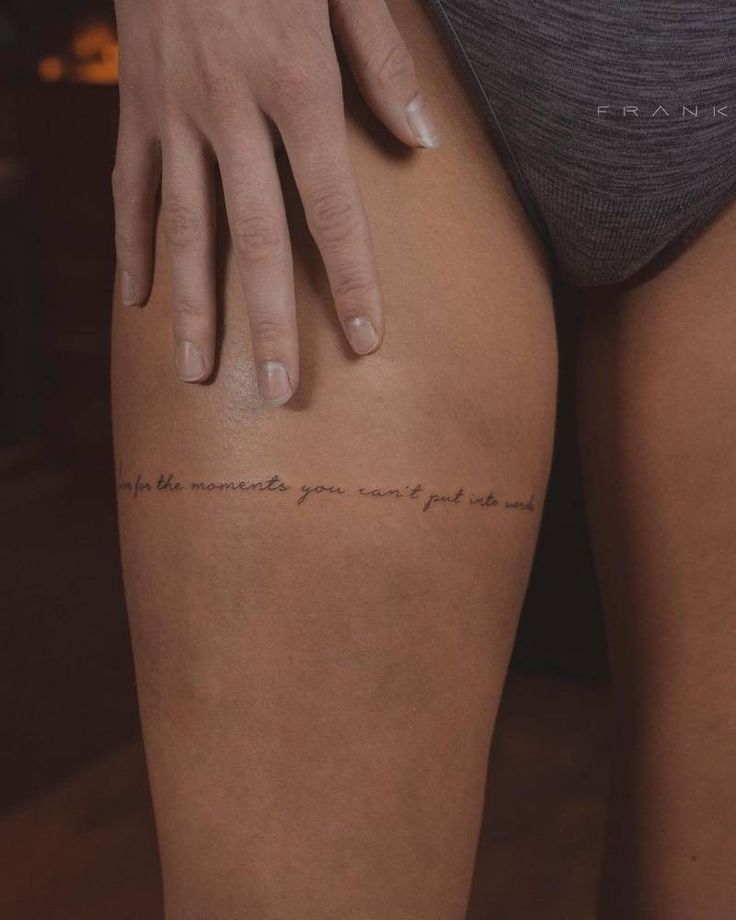 Thigh Script Tattoo, Feminine Thigh Tattoos, Simple Leg Tattoos, Leg Tattoos Small, Small Thigh Tattoos, Thigh Tattoo Ideas, Thigh Tattoo Quotes, Cute Thigh Tattoos, Girl Thigh Tattoos