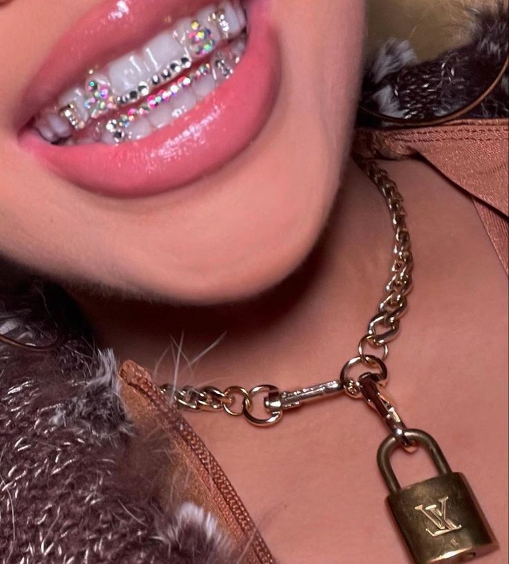 Tooth gems, women teeth jewelrey, vintage louis lock chain Basic Tooth Gem Ideas, Tooth Gems Bottom Teeth, Grills For Women Teeth, Grillz For Females, Tooth Gem Placement, Teeth Gems, Pretty Teeth, Dental Jewelry, Grillz Teeth