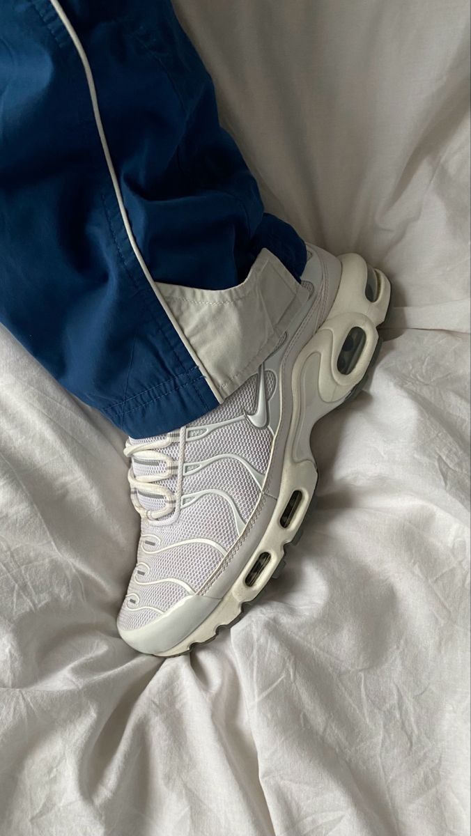 Sneakers Wallpaper, Nike Tn, Nike Shoes Jordans, Nike Air Max Tn, Aesthetic Shoes, Nike Air Max Plus, Sneakers Men Fashion, Boots And Sneakers, Pretty Shoes