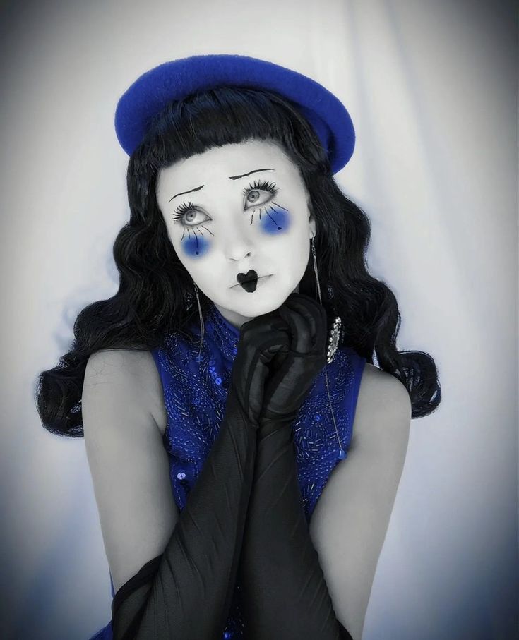 Old Fashioned Clown Makeup, Female Mime Makeup, French Mime Aesthetic, Creepy Mime Makeup, Halloween Characters Makeup, Blue Clown Costume, Diy Vintage Clown Costume, Mime Makeup Halloween, Victorian Clown Makeup