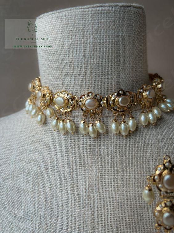 Beautiful gold-plated jadau choker with white long pearls. Comes with matching earrings. Coconut Kaleere, Choker Necklace Designs Gold Indian, 22ct Gold Jewellery, Jadau Choker, Vintage Indian Jewelry, Pearl Earrings Designs, Workplace Culture, Gold Jewels Design, Neck Pieces Jewelry