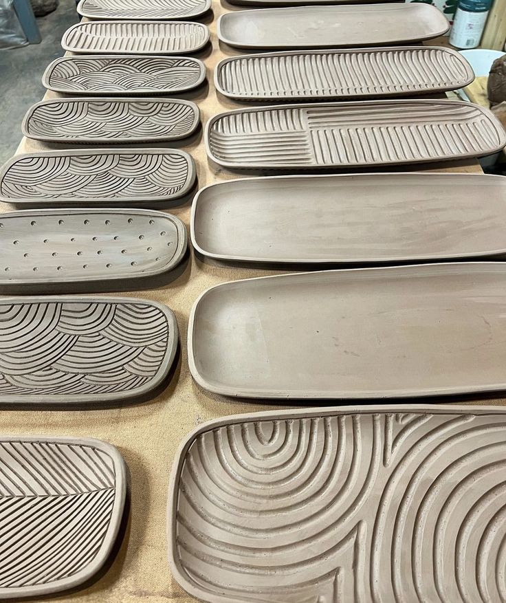 there are many trays that have been made to look like they are sitting on the table