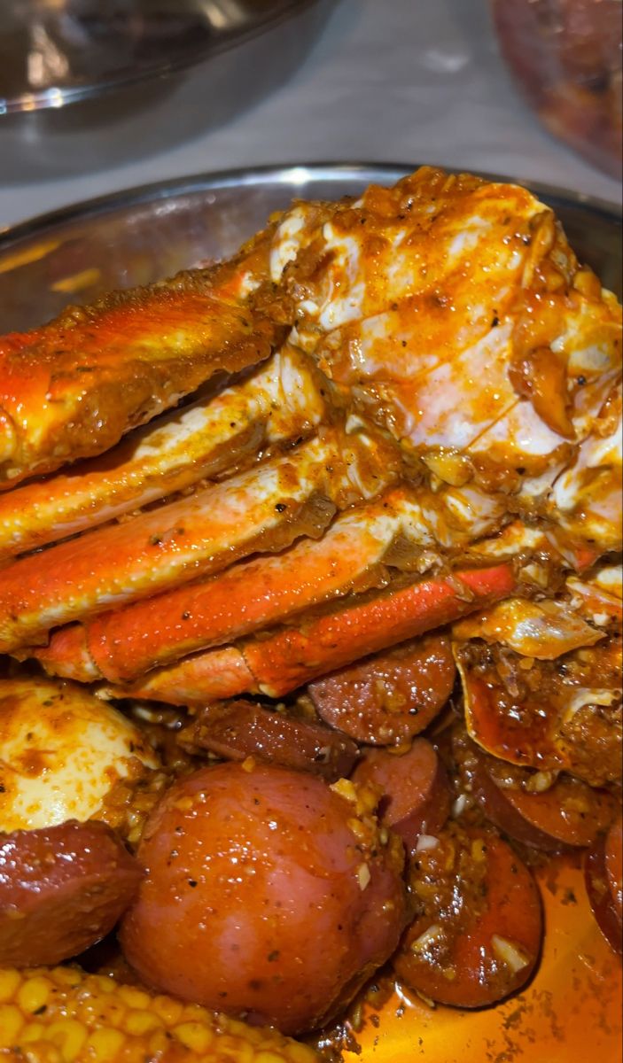 Snow crab legs with sausage corn and potatoes plus eggs Spicy Seafood, Fast Food Drinks, Yummy Seafood, Soul Food Dinner, Food Babe, Seafood Boil, Delicacy Food, Food Therapy, Yummy Comfort Food