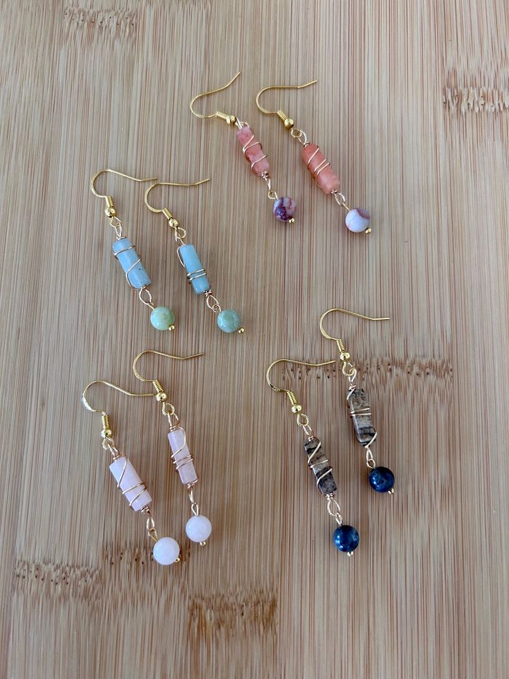 Enhance your style and channel positive energy with these exquisite natural crystal chip or pearl, huggie hoop earrings. Each pair is meticulously handcrafted with love and care, combining the beauty of crystals with semi-precious stones.  Features: *Authentic natural crystal chips: Our earrings are adorned with carefully selected natural crystal chips or pearls, showcasing their unique patterns and colors. *Earring hooks design: The earring wire is crafted from high-quality hypoallergenic stain Cute Wire Earrings, Gemstone Chip Earrings, Wire Wrapped Jewelry Beginner, Easy Wire Wrapping Stones, Wire Wrapped Crystals, Stone Earrings Gold, Wrapped Crystals, Wire Wrap Earrings, Wire Jewelry Making