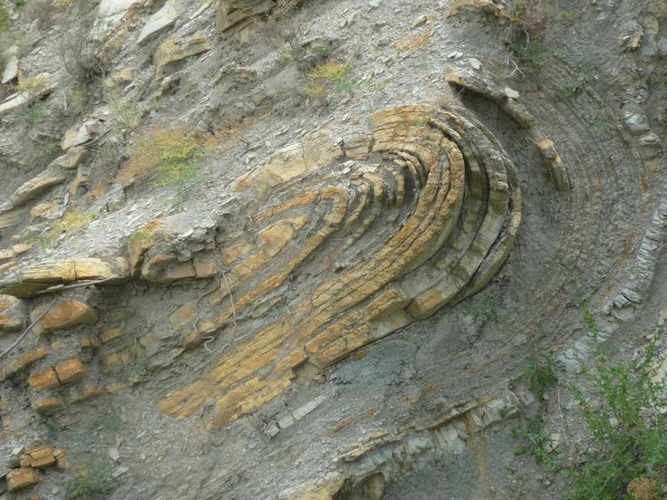 an interesting rock formation on the side of a mountain