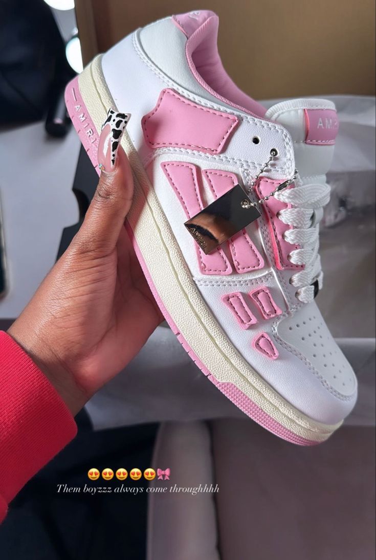 Cute Designer Shoes, Pink Off White Shoes Outfit, Pink Designer Shoes, Designer Sneakers Women, Diy Lashes, Birthday Shoes, Shoe Pics, Pretty Sneakers, Trendy Shoes Sneakers