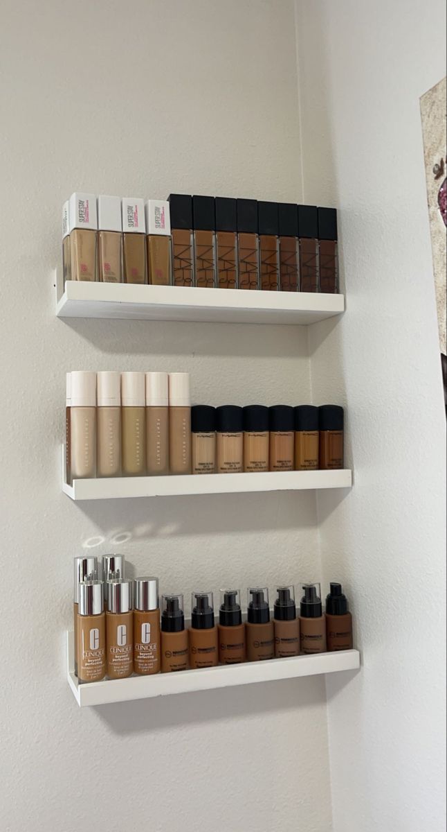 Esthetician Makeup Room, Makeup Room Aesthetic Ideas, Mua Studio Ideas, Makeup Room Professional, Makeup Studio Inspiration, Professional Makeup Vanity, Beauty Room In House, Small Makeup Studio Interior Design, Mini Makeup Studio At Home