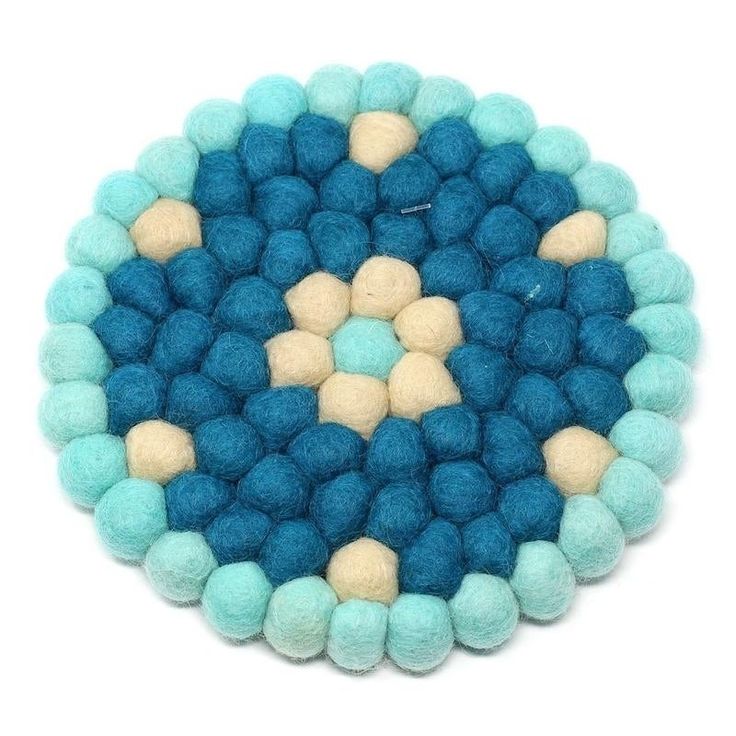 blue and white balls are arranged in a circle