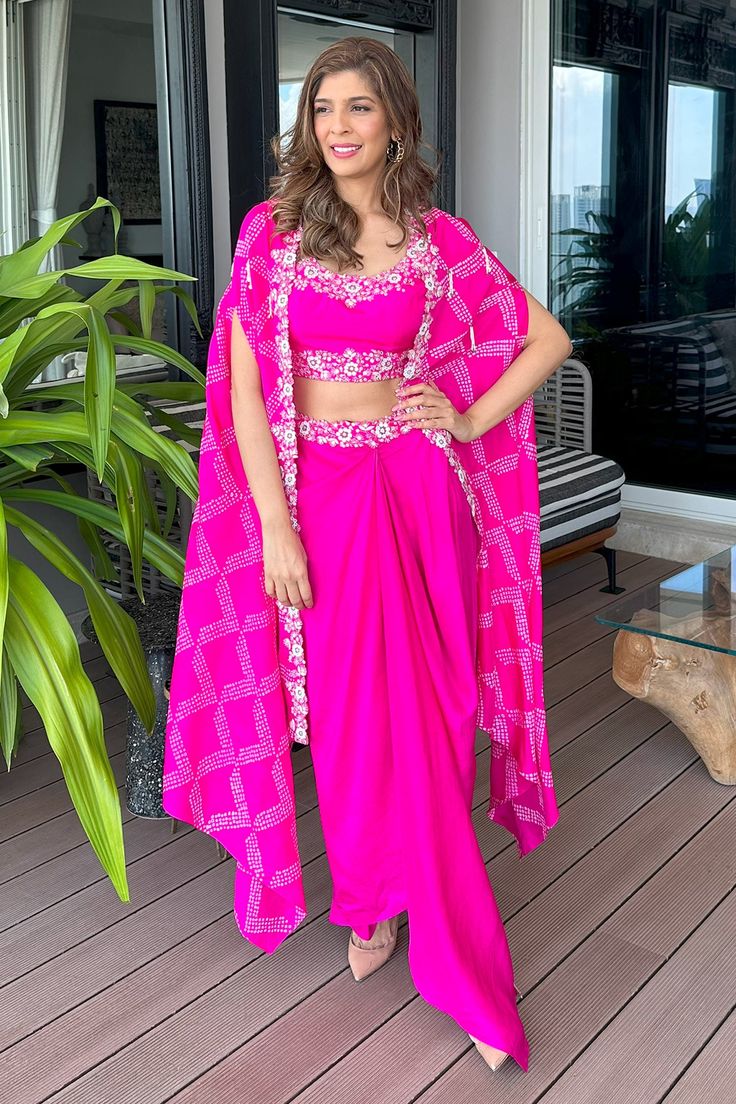 Hot Pink Traditional Outfits, Bandhani Dupatta Outfit, Pink Indian Outfit, Indo Western Outfits For Women, Mehandi Outfits, Skirt Cape, Pink Colour Dress, Asymmetric Kurta, Dupatta Design