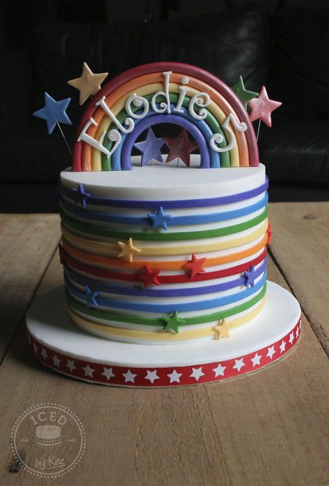 there is a rainbow cake with stars on the top and one star in the middle