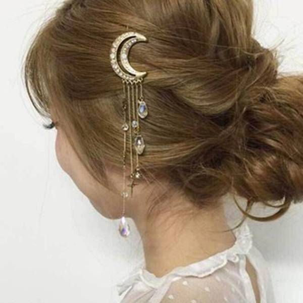 Charming Fashion Moon Crystal Dangle Drop Tassel Hair Clip. Charming Fashion Moon Crystal Dangle Drop Tassel Hair Clip. Beautiful crystal drop hair accessories available in gold, silver, bronze and rose gold #hairaccessories #hairstyling Crystal Hair Clips, Vintage Hair Clips, Vintage Moon, Crystal Hair Pins, Moon Crystal, Style Japonais, Outfit Trends, Bridal Hair Pins, Crystal Hair