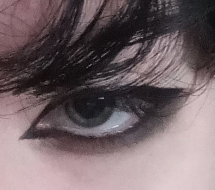 Eyeliner Ideas Grunge, Eyeliner Looks For Doe Eyes, Alt Makeup Ideas Eyeliner, Easy Gothic Makeup Ideas, Alt Male Makeup, Grunge Makeup Male, How To Do Emo Eyeliner, Emo Makeup For Hooded Eyes, Makeup Looks Masc