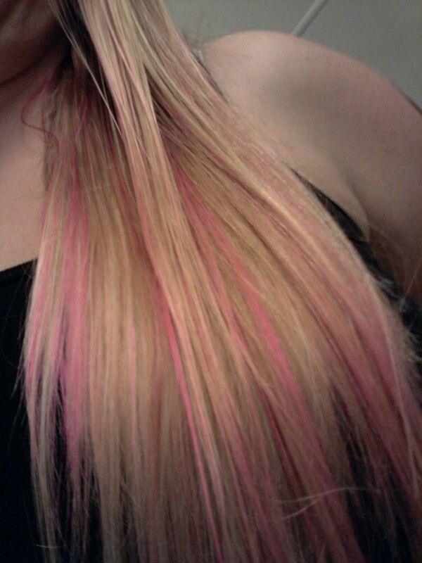 Streaks Of Pink In Hair, Pink Strip In Blonde Hair, Light Blonde Hair With Color Streaks, Blonde With Coloured Streaks, Pink In Blonde Hair Highlights, Dyed Hair Ideas For Blondes, Blonde Curly Hair Pink Highlights, Straight Hair Pink Highlights, Dark Pink Hair With Light Pink Highlights