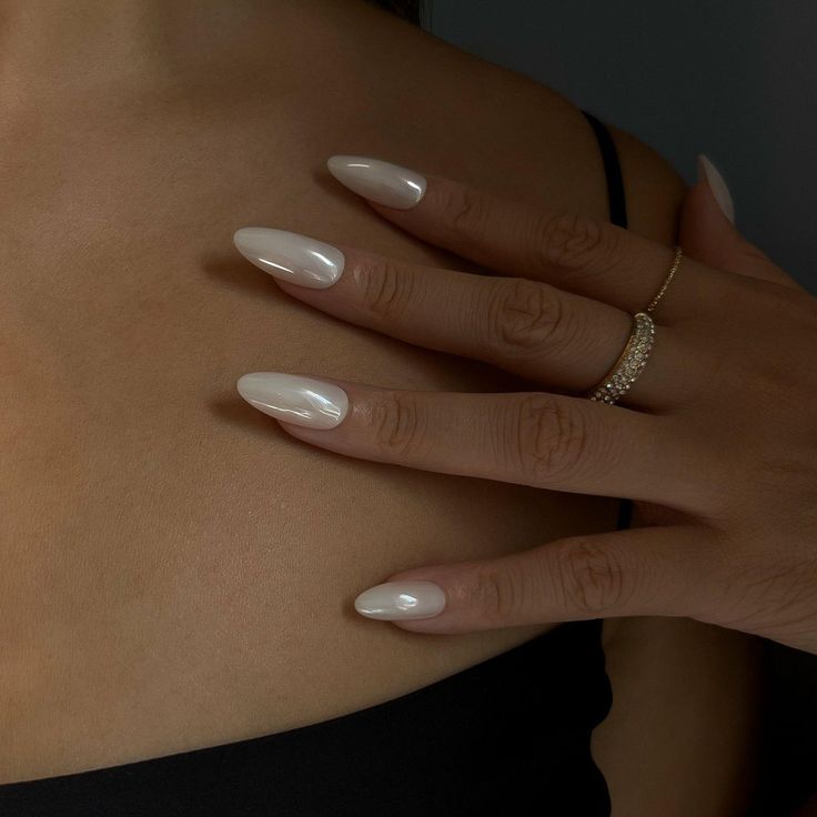 White Glass Nails, Classy Pearl Nails, Pearl Colour Nails, Frosted French Tip Nails, Milky Pearl Nails, White Crome Nails Almond French Tip, Milk White Chrome Nails, White Pearl Nails Design, Pearl White Nails With Design