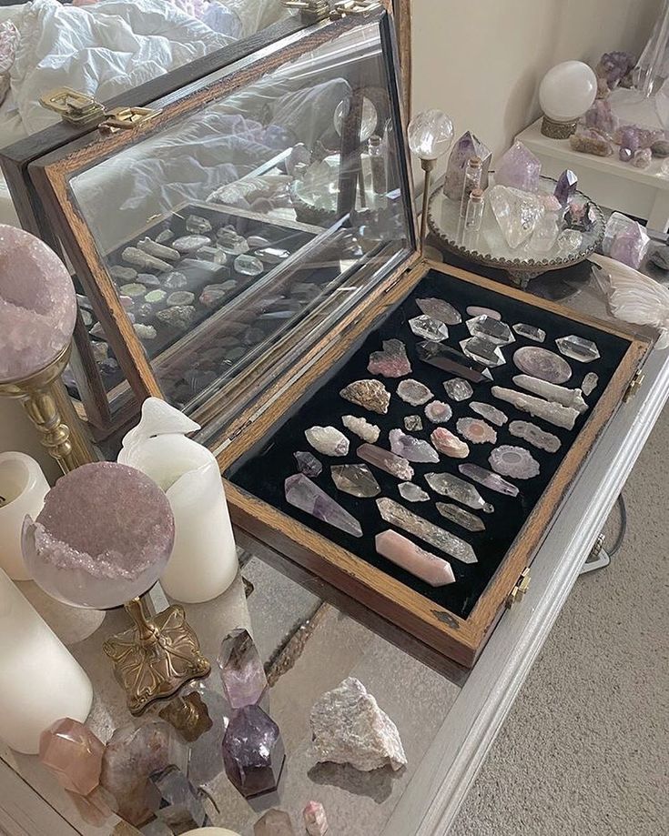 Crystals Altar, Crystals Display, Crystal Collection Aesthetic, Rock Display Ideas, Crystal Display, Crystal Collection Display, Crystal Room Decor, Crystal Altar, Crystal Room