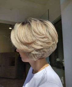 Short Blonde Hair Ideas, Graduated Haircut, Haircut Idea, Feathered Bob, Blonde Hair Ideas, Stacked Hair, Layered Bob Haircuts, Chin Length Hair, Bob Haircut For Fine Hair