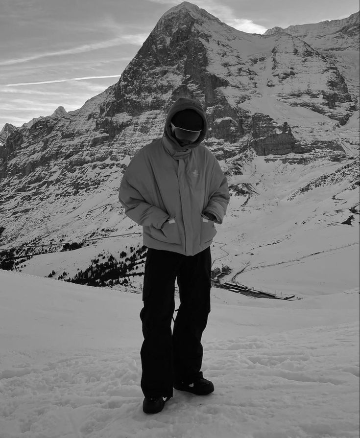 Snow Fits Aesthetic Men, Ski Outfit Aesthetic Men, Mens Snowboarding Outfit Aesthetic, Winter Snow Outfits Men, Snow Boarding Outfits Men, Arcteryx Ski Outfit, Snow Hiking Outfit, Snowboarding Outfit Mens, Snow Outfit Men