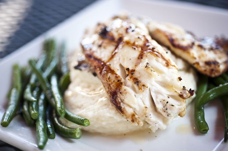 some chicken and green beans on a white plate