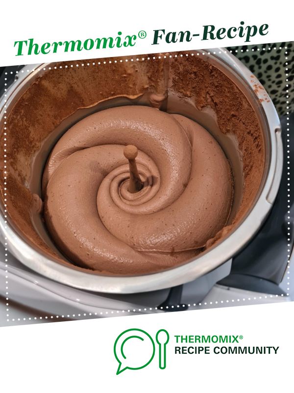 thermomix recipe for chocolate cake in a blender with text overlay