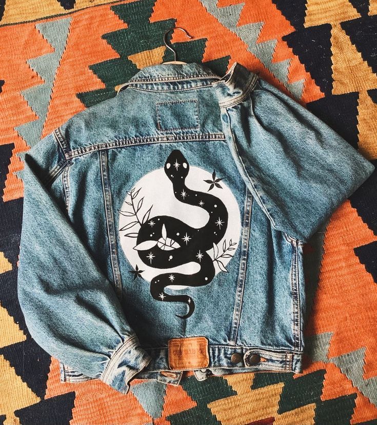 Denim Jacket Diy Paint, Jean Jacket Design, Jean Jacket Diy, Painted Leather Jacket, Textile Paint, Hand Painted Denim, Diy Denim Jacket, Painted Clothes Diy, Custom Denim Jacket