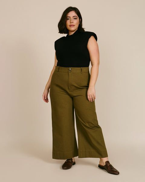 Modern Plus Size, Colorful Business Casual Plus Size, Plus Minimalist Fashion, Unique Plus Size Outfits, Earthy Professional Outfits, Classic Outfits Plus Size, Big Women Fashion Plus Size Outfits, Plus Size Classic Style, Plus Size High Waisted Pants