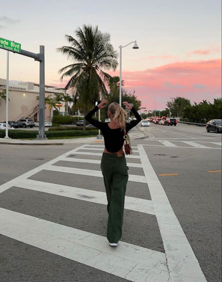 A girl is going for a walk during a sunset in Miami. As she is crossing the street of a busy intersection, she is being photographed from the sidewalk. This makes a candid looking photo that is so easy and recreatable by anyone. Natural Instagram Feed, Walking Pictures, Walking Photo, Summer Instagram Pictures, Dream Instagram, Photos Bff, Street Pictures, Summer Picture Poses, Instagram Photoshoot