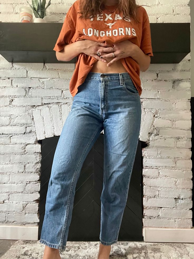 Relaxed mom jeans of the 90s/early 2000s.  True to size. Fit loosely on me (5'9/curvy). Usually a size 8. hem comes to my ankles. Excellent condition! Measurements below! (All laying flat) Inseam: about 29 inches Full Length: about 39 inches Waist: about 16 inches Hips: 22 inches Vintage Relaxed Fit Jeans With Straight Hem, Vintage Mid-rise Relaxed Fit Jeans, Levi's Mid-rise Relaxed Fit Jeans, Relaxed Fit High Waist Pull-on Jeans, Relaxed Vintage Levis, Jean Mom, Mom Jean, Jeans Mom, Womens Jeans