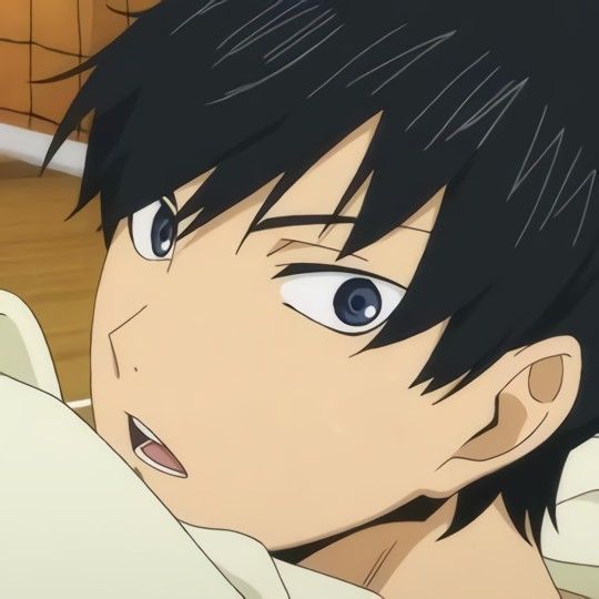 an anime character with black hair and blue eyes