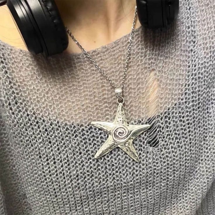 Chunky Starfish Pendant Necklace 🌟 Aesthetic Accessories Necklace, Chunky Statement Jewelry, Simple Silver Necklace Aesthetic, Funky Silver Necklace, Stacking Necklaces Silver, Chunky Silver Necklaces, Silver Star Jewelry, Silver Jewelry Stack Necklace, Cute Necklaces To Make