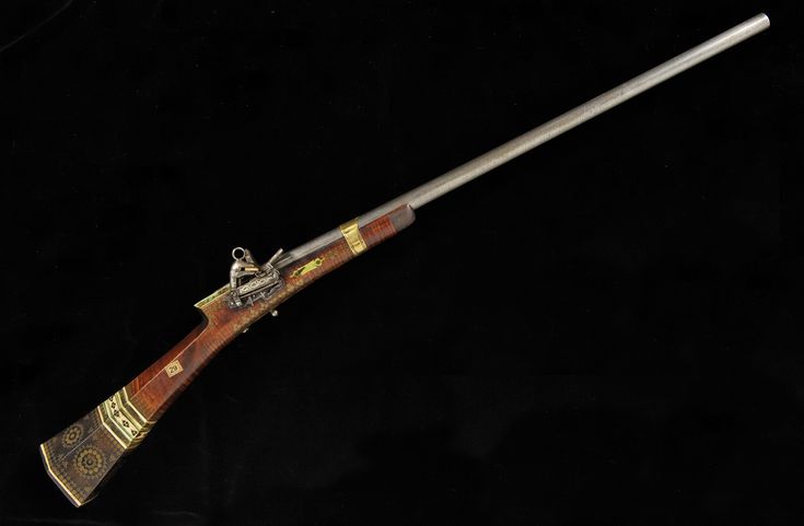 Ottoman tüfenk (musket), finely crafted with a pattern-welded damascus barrel and a gold and wood inlaid wood and bone stock. The Janissaries (Ottoman infantry units) used these, its characteristics include a square-section butt, a cusp- or knob-shaped trigger with no trigger-guard, and a pronounced ‘prawl’ – the ridge where the butt meets the breech – to stop the hand slipping forward. The Pitt, Bone Stock, Inlaid Wood, Turkish Art, Mountain Man, Ottoman Empire, Toy Soldiers, American History, Arsenal