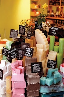 Love Lush!! It's the best! Body scubs, body butter, lip scrubs, lotions, and of course soaps ♥ Lush Soap, Lush Store, Deli Style, Lush Bath, Lush Products, Lush Cosmetics, Bubble Bars, Glow Skin, Market Stall