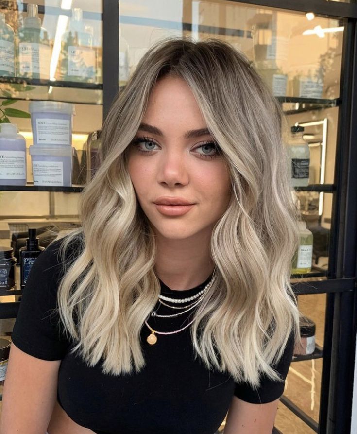 Blonde Hair With Dark Roots Short, Abby Howard Hair, Brown Root Smudge Blonde Hair, Blonde Hair Color Ideas Dark Roots, Blonde With Dark Shadow Roots, Root Drag Blonde Balayage, Short Layered Balayage Hair, Shadow Root Blonde With Money Piece, Stretched Roots Blonde