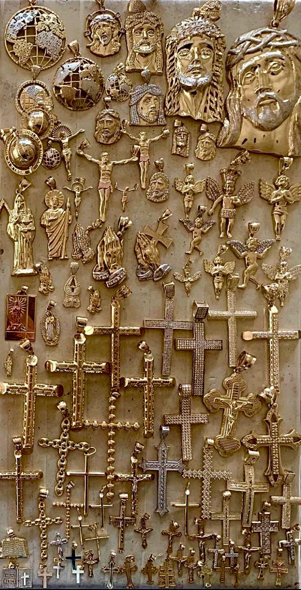 Latino Gold Jewelry, Crucifix Art, Xoxo Jewelry, Dope Jewelry Accessories, Miniature Photography, Wrist Jewelry, Brown Jewelry, Catholic Jewelry, Jewelry Accessories Ideas