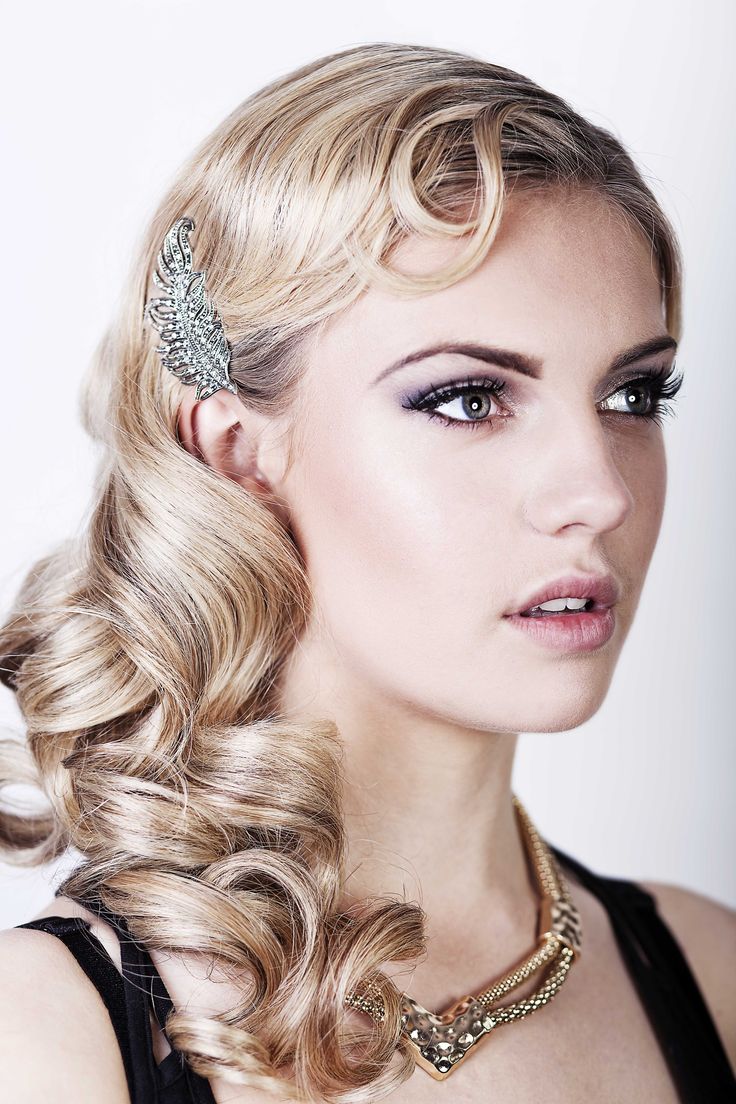 Friday Feature} Seriously Great Gatsby 20s inspired hair & make up ... 20s Hairstyles For Long Hair, 1920 Hairstyles For Long Hair, Great Gatsby Makeup, Sanggul Cepol, 1920 Hairstyles, 1920s Long Hair, Gatsby Makeup, Great Gatsby Hairstyles, 1920s Hairstyles