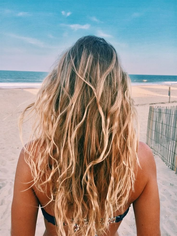 Beach Hair Blonde Highlights, Beachy Hair Highlights, Beachy Hair Color Blonde, Beach Hilights, Salty Beach Hair, Blonde Beach Highlights, Beachy Blonde Hair Highlights, Beach Haircuts For Long Hair, Beach Hair Highlights