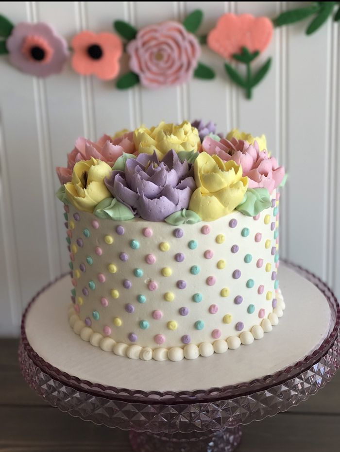 there is a cake that has flowers on it