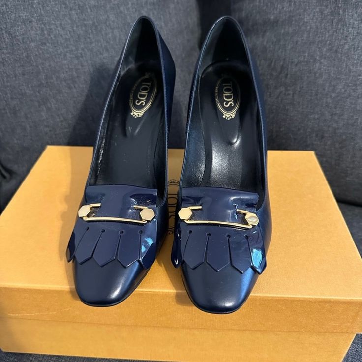 Beautiful Gold Accent On A Classic Navy Heel. Excellently Condition, Perfect For Suiting Or With Nice Jeans. Navy Dress Shoes, Navy Heels, Nice Jeans, Tods Shoes, Block Heel Shoes, Gold Accent, Best Jeans, Navy Dress, Shoes Women Heels