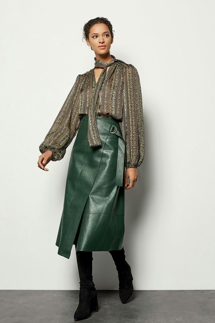 Leather Long Skirt Outfit, Green Leather Skirt Outfit, Midi Leather Skirt Outfit, Green Leather Skirt, Leather Wrap Skirt, Long Leather Skirt, Winter Mode Outfits, Leather Clothes, Leather Skirt Outfit