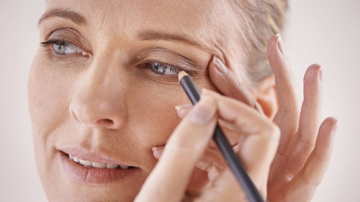 Makeup for Older Women: Eyeliner Secrets Eye Contouring, Makeup Over 50, Makeup Over 40, Bluish Green Eyes, Eyeliner Tips, Makeup For Older Women, Makeup Tips For Older Women, Makeup Secret, Makeup Looks Natural