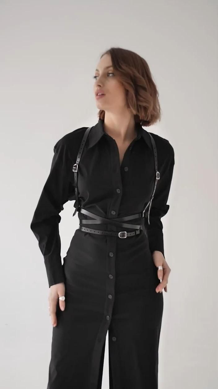 Body Harness Outfits, Harness Outfit, Fashion Style Summer, Small Closet Space, Harness Fashion, Fashion Staples, Small Closet, Looks Black, Tech Fashion