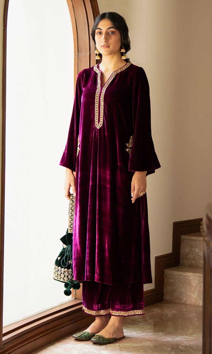 Velvet Kurta Designs, Velvet Pakistani Dress, Velvet Suit Design, Velvet Kurta, Simple Dress Casual, Desi Fits, Kurta With Palazzo, Velvet Dress Designs, Pakistani Fancy Dresses