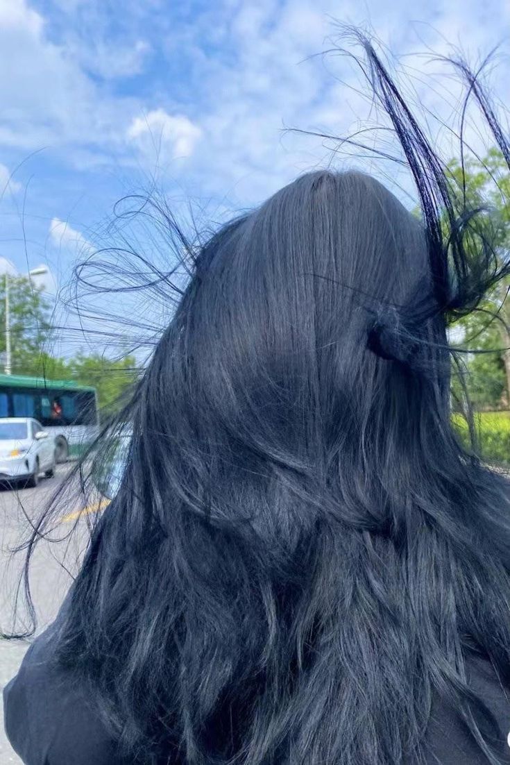 Black Hair With Hint Of Blue, Dark Blue Hair With Money Piece, Navy Blue Hair Ideas, Black Blueish Hair, Midnight Blue Hair No Bleach, Dark Blue Hair Outfit, Black Dark Blue Hair, Dark Blue On Brown Hair, Subtle Blue Hair Brunette