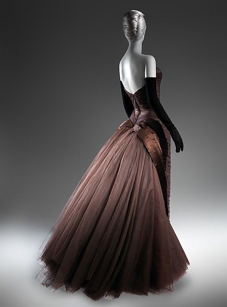 Charles James | "Butterfly" | The owner of this dress purchased it at Lord & Taylor for $1,250, the equivalent of $12,000 today. It was, according to her recollection, surprisingly comfortable to wear despite its eight-pound weight and posterior amplitude. Butterfly Ball Gown, Charles James, Glamour Vintage, Cecil Beaton, James Charles, Costume Institute, Vintage Gowns, Vintage Couture, Historical Dresses