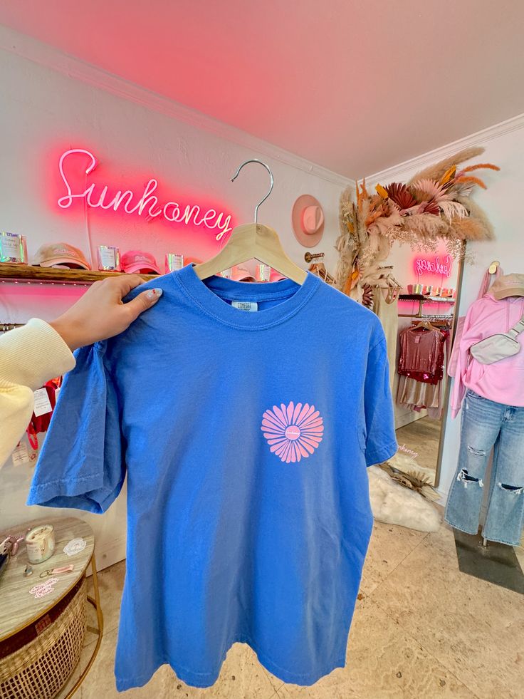 Our *EXCLUSIVE* Sunhoney Beach Dip T-shirt - Ocean Blue is giving us all the endless summer vibes!! This design was especially designed for us with you in mind. We drew inspiration from the trippy beach aesthetic, but wanted all the bright pastel colors to make it so "Sunhoney"! ♡ With the bright, radiant sun as the center piece, it's a reminder to always 'choose to shine' no matter the good or bad days that lie ahead. This design is printed on Comfort Colors Tee so you know it's super cozy! Pro Where To Get Cute Shirts, Cute Tees For Women, We’re To Get Cute Clothes, Royal Blue Clothing, Blue Beach T-shirt With Front Print, Beachy Tshirt, Cute Beach Shirts, Vsco Graphic Print Tops For Spring, Spring Graphic Print Vsco Tops