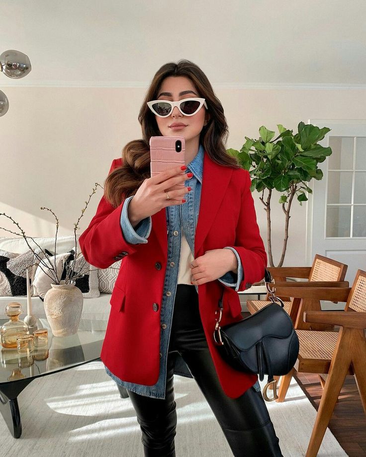 Red Blazer Winter Outfit, Long Red Blazer Outfit, Red Blazer Outfit Christmas, Outfits With Red Blazer, Red Blazer Outfit Winter, Red Blazer Outfit Casual Street Styles, Blazer Rojo Outfit Noche, Red Jacket Outfit Casual, Red Jacket Outfit Winter